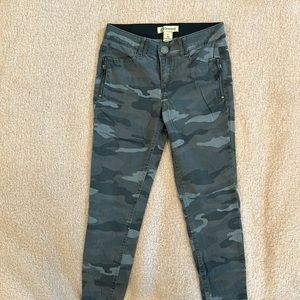 Democracy camouflage mid rise skinny cotton pants /jeans size 6